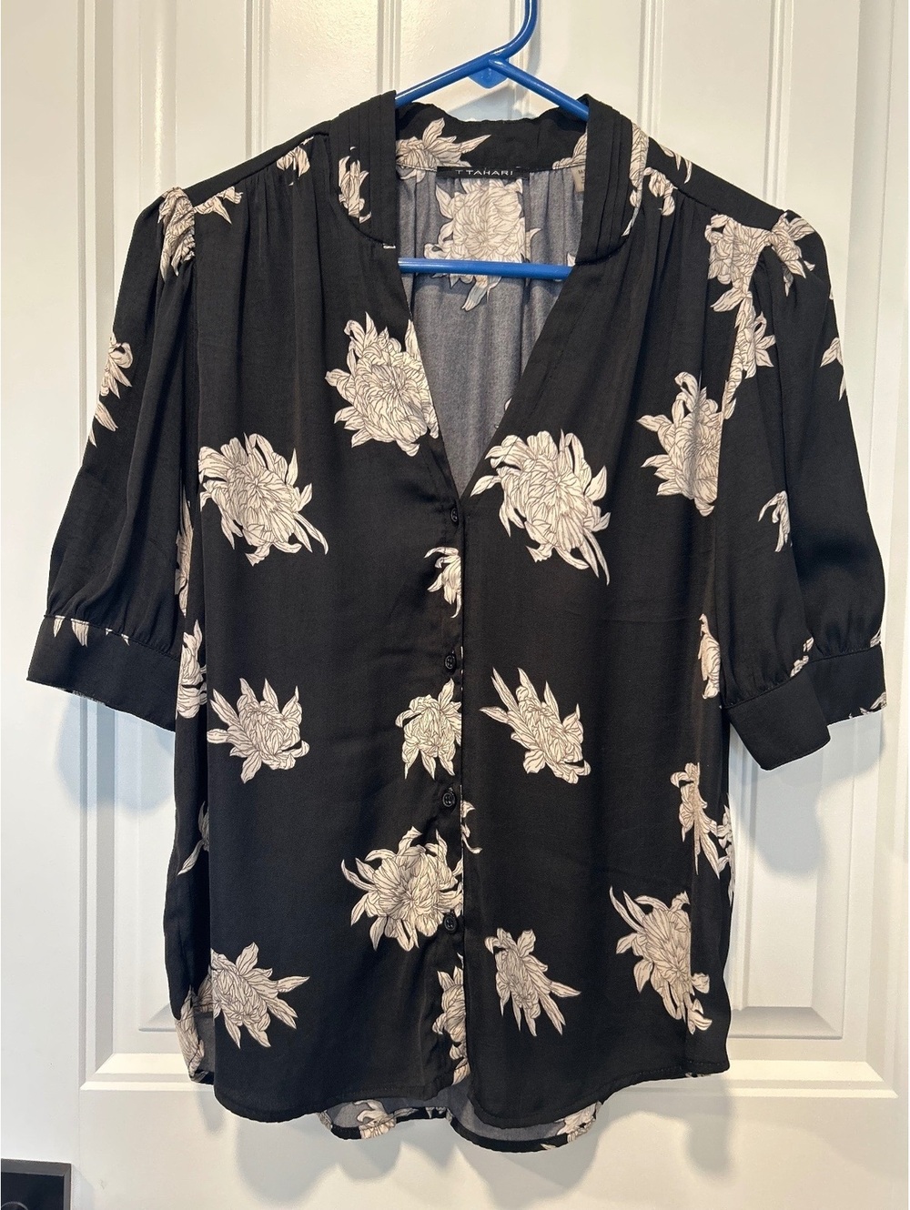 Tahari blouse button up black cream floral print v neck